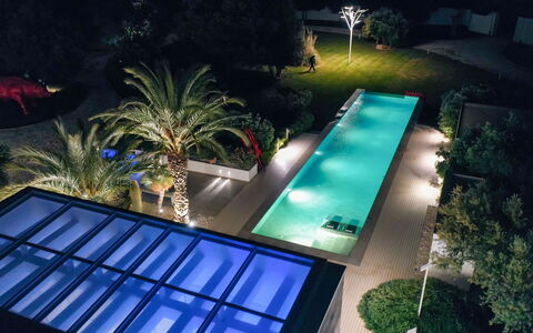 Villa Vinner: L'Eau, Plante, Lumière, Vert, Piscine, Bâtiment, Éclairage, Arbre, Rectangle, Loisir