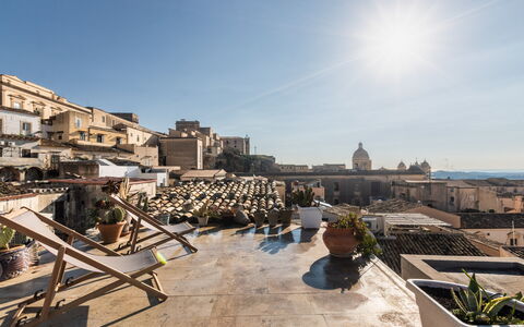 Terrazza Di Erika: Ciel, Bâtiment, Design Urbain, Plante, Pot De Fleur, Zone Résidentielle, Maison, Paysage, Nuage, Plante D'Appartement