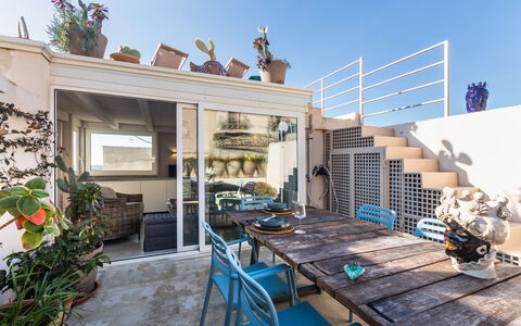 Terrazza Di Erika: Ciel, Plante, Table, Bâtiment, Bois, Plante D'Appartement, Mur, Maison, Zone Résidentielle, Ombre