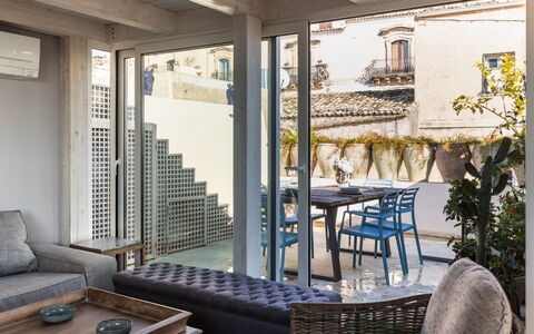 Terrazza Di Erika: Table, Meubles, Propriété, Bâtiment, Canapé, Bois, Ombre, Design Intérieur, Mobilier De Jardin, Sol