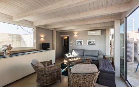 Terrazza Di Erika: Meubles, Propriété, Table, Canapé, Bâtiment, Design Intérieur, Bois, Fenêtre, Salon, Oreiller