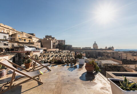 Terrazza Di Erika: Ciel, Bâtiment, Design Urbain, Plante, Pot De Fleur, Zone Résidentielle, Maison, Paysage, Nuage, Plante D'Appartement
