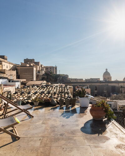 Terrazza Di Erika: Ciel, Bâtiment, Design Urbain, Plante, Pot De Fleur, Zone Résidentielle, Maison, Paysage, Nuage, Plante D'Appartement