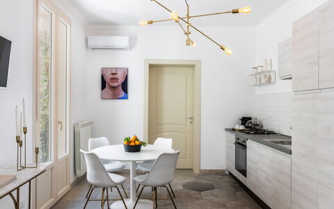 Alma Suite: Cadre, Meubles, Propriété, Table, Cabinetry, Bâtiment, Bois, Chaise, Éclairage, Architecture