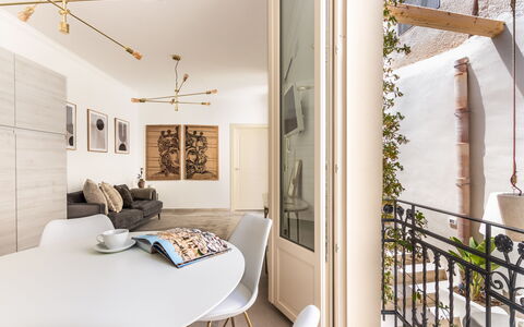 Alma Suite: Meubles, Propriété, Table, Chaise, Bâtiment, Éclairage, Plante, Design Intérieur, Cadre, Confort
