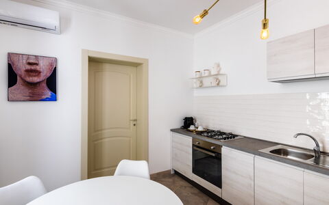 Alma Suite: Cabinetry, Évier, Comptoir, Propriété, Meubles, Cadre, Evier, Blanc, Bâtiment, Robinet