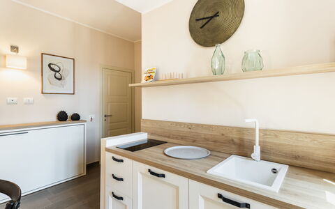 Donna Rosa Holiday Home: Évier, Cabinetry, Propriété, Blanc, Bois, Robinet, Design Intérieur, Éclairage, Architecture, Sol