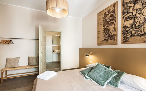 Donna Rosa Holiday Home: Meubles, Propriété, Confort, Bois, Bâtiment, Éclairage, Design Intérieur, Lampe, Oreiller, Sol