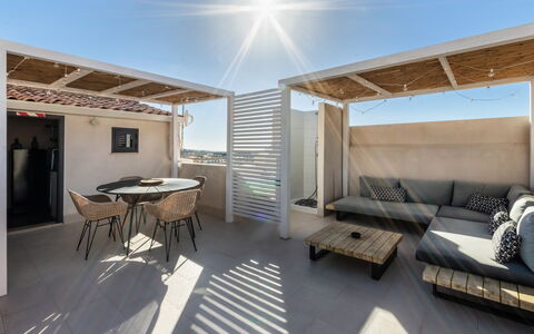 Donna Rosa Holiday Home: Meubles, Ciel, Canapé, Table, Bois, Ombre, Design Intérieur, Bâtiment, Fenêtre, Salon