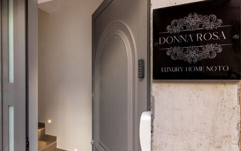 Donna Rosa Holiday Home: Propriété, Bâtiment, Bois, Porte, Mur, Police De Caractère, Dur, Accueil Porte, Pièce