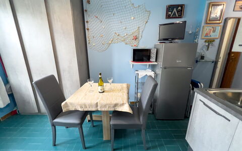 Casa Carlotta - San Bartolomeo Al Mare: Meubles, Table, Bleu Azur, Bâtiment, Chaise, Sol, Évier, Cabinetry, Sol, Bureau