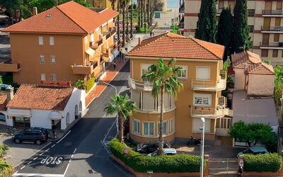 Casa Carlotta - San Bartolomeo Al Mare: Bâtiment, Plante, Ciel, Jour, Propriété, Nuage, Fenêtre, Infrastructure, Maison, Arbre