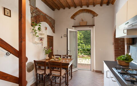 Villa Dei Tigli: Meubles, Table, Propriété, Plante, Plante D'Appartement, Bois, Design Intérieur, Pot De Fleur, Cabinetry, Chaise