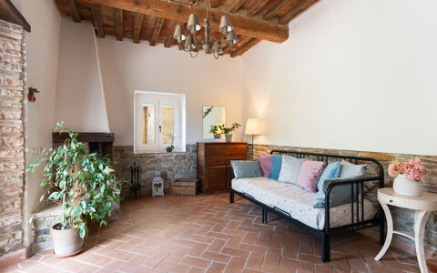 Villa Dei Tigli: Plante, Propriété, Meubles, Bâtiment, Plante D'Appartement, Design Intérieur, Sol, Salon, Bois, Pot De Fleur