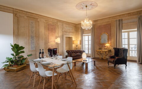 Appartamento Reale: Table, Meubles, Plante, Chaise, Bois, Bâtiment, Design Intérieur, Fenêtre, Sol, Décoration