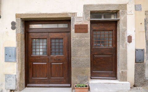 La Piccina: Marron, Porte, Bâtiment, Bois, Plante, Accueil Porte, Fenêtre, Brique, Maison