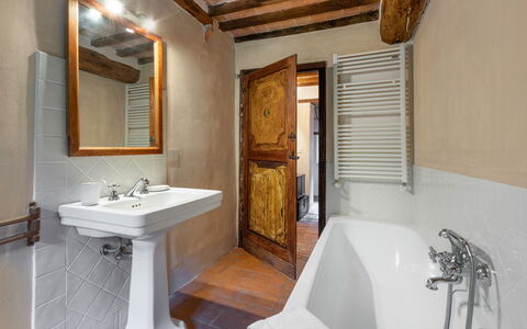 Casa Di Pietro In Vivo D'orcia, Pool: Mur, Bois, Luminaire Plomberie, Sol, Marron, Sol, Plomberie, Robinet, Salle De Bains, Évier