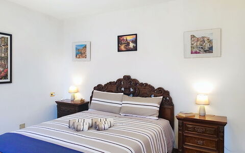 Casa sul Torrente: Meubles, Lit, Literie, Design Intérieur, Chambre, Drap De Lit, Mur, Pièce, Linge, Bois
