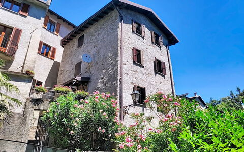Casa sul Torrente: Bâtiment, Mur, Fenêtre, Maison, Zone Résidentielle, Façade, Quartier, Domicile, Architecture, Ville