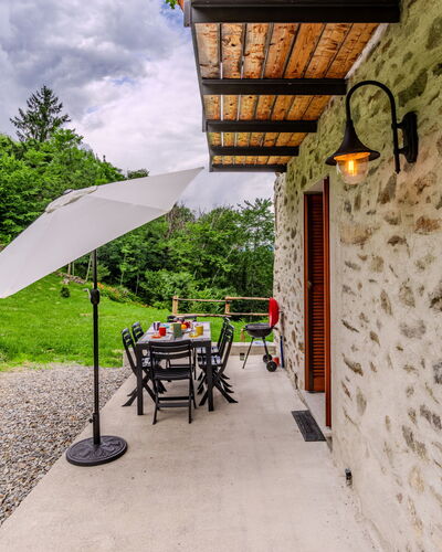 La Quiete Mountain Home: Plante, Propriété, Ciel, Nuage, Vert, Feuille, Bâtiment, Ombre, Table, Arbre