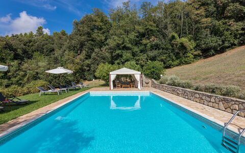 Villa D'elsa: L'Eau, Plante, Nuage, Propriété, Piscine, Ciel, La Nature, Bleu Azur, Ombre, Plan D'Eau