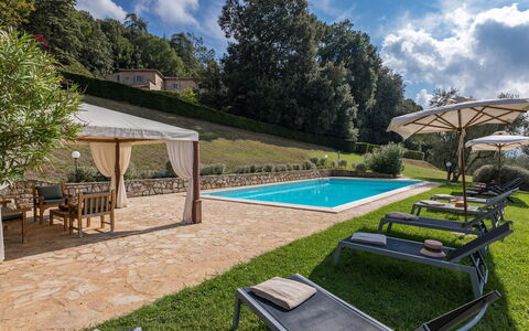 Villa D'elsa: Nuage, Plante, Propriété, Ciel, Piscine, L'Eau, Arbre, Bâtiment, Mobilier De Jardin, Ombre