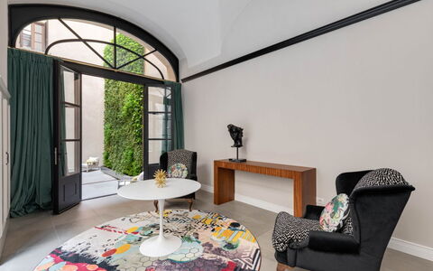 Duomo Penthouse Luxury Apartment In Florence By Pa: Table, Propriété, Bâtiment, Fenêtre, Plante, Confort, Éclairage, Architecture, Design Intérieur, Maison