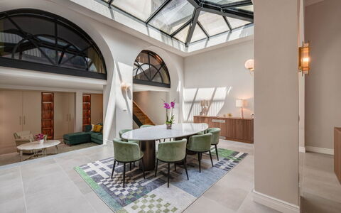 Duomo Penthouse Luxury Apartment In Florence By Pa: Meubles, Propriété, Table, Chaise, Architecture, Design Intérieur, Sol, Sol, Bois, Immobilier