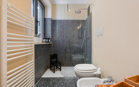A Casa Di Camillo, Nepi, a C, Wifi: Bâtiment, Luminaire Plomberie, Design Intérieur, Salle De Bains, Sol, Sol, Bois, Siège De Toilette, Immobilier