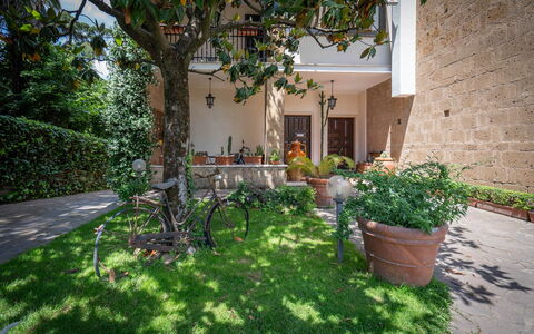 A Casa Di Camillo, Nepi, a C, Wifi: Plante, Bâtiment, Pot De Fleur, Arbre, Surface De La Route, Herbe, Quartier, Zone Résidentielle, Paysage, Immobilier