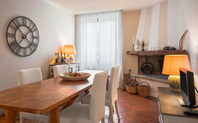 A Casa Di Camillo, Nepi, a C, Wifi: Table, Meubles, Propriété, Chaise, Bois, Design Intérieur, Orange, Architecture, Sol