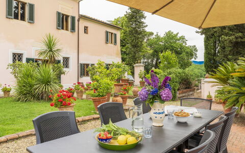 Villa Montegattoli, Pool, Landscape, Wifi, Ac: Fleur, Table, Plante, Meubles, Vaisselle, Bâtiment, Fenêtre, Aliments, Chaise, Pot De Fleur