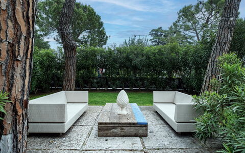 Dal Molin Apartment, Garda Lake, Ac, Fitness, Jacu: Plante, Ciel, Propriété, Nuage, Arbre, Herbe, Bâtiment, Mur, Arbuste, Paysage