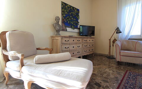 Provenzale Apartment, Garda Lake, Jacuzzi, Fitness: Meubles, Bâtiment, Fenêtre, Cabinetry, Confort, Tiroir, Bois, Commode, Design Intérieur, Rideau