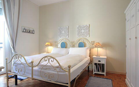 Catullo 18 Apartment, Garda Lake, Jacuzzi, Fitness: Meubles, Propriété, Confort, Produit, Cadre De Lit, Bois, Textile, Design Intérieur, Architecture, Sol