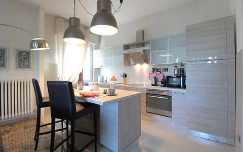 Catullo 18 Apartment, Garda Lake, Jacuzzi, Fitness: Comptoir, Meubles, Cabinetry, Chaise, Table, Cuisine, Éclairage, Design Intérieur, Bois