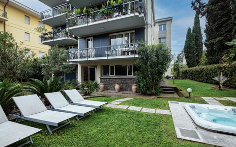 Catullo 18 Apartment, Garda Lake, Jacuzzi, Fitness: Plante, Bâtiment, Fenêtre, Design Intérieur, Architecture, Ombre, Design Urbain, Condominium, Zone Résidentielle, Maison
