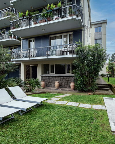 Catullo 18 Apartment, Garda Lake, Jacuzzi, Fitness: Plante, Bâtiment, Fenêtre, Design Intérieur, Architecture, Ombre, Design Urbain, Condominium, Zone Résidentielle, Maison