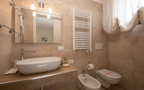 Terra Mater: Sol, Salle De Bains, Design Intérieur, Luminaire Plomberie, Mur, Sol, Évier, Lavabo, Pièce, Robinet