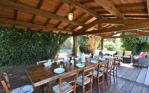 Villa Sette Ponti Levante: Table, Meubles, Plante, Chaise, Vaisselle, Design Intérieur, Mobilier De Jardin, Loisir, Immobilier, Arbre