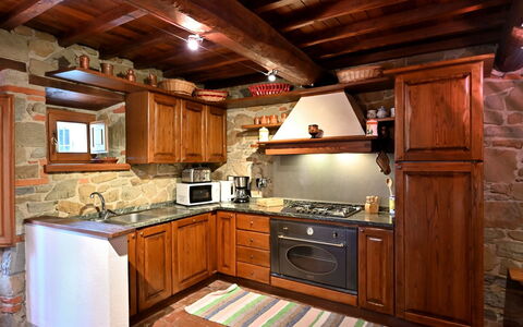 Villa Sette Ponti Levante: Comptoir, Cabinetry, Propriété, Appareil De Cuisine, Cuisine, Cuisinière, Bois, Tiroir, Design Intérieur, Électroménager