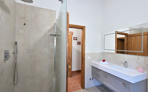 Villa Sette Ponti Levante: Propriété, Luminaire Plomberie, Bâtiment, Cabinetry, Miroir, Évier, Armoire De Toilette, Salle De Bains, Robinet