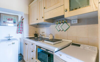 Anna'S House