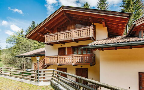 Canazei 275: Nuage, Ciel, Plante, Arbre, Bâtiment, Bois, Fenêtre, Chalet, Loisir, Maison