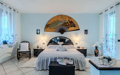 Nonna Grazia: Propriété, Meubles, Bleu, Confort, Bleu Azur, Cadre De Lit, Bâtiment, Éclairage, Décoration, Bois