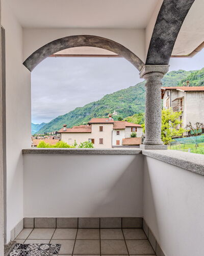 Nonna Grazia: Propriété, Bâtiment, Fenêtre, Ciel, Ombre, Architecture, Design Intérieur, Rectangle, Teintes Et Ombres