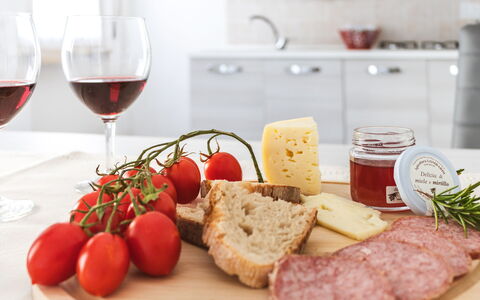 Maison Loreto: Aliments, Vaisselle, Ingrédient, Verres À Pied, Assiette, Cabinetry, Cuisine, Verre De Vin