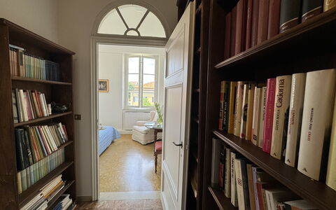 Piazza S. Romano: Bibliothèque, Étagère, Propriété, Livre, Publication, Rayonnage, Bois, Fenêtre, Design Intérieur