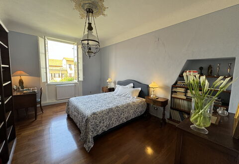 Piazza S. Romano: Meubles, Plante, Fenêtre, Confort, Table, Bâtiment, Bois, Design Intérieur, Plante D'Appartement, Ombre