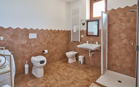 Villa Conte Jacopo: Luminaire Plomberie, Miroir, Évier, Bâtiment, Toilette, Salle De Bains, Lavabo, Siège De Toilette, Robinet, Design Intérieur